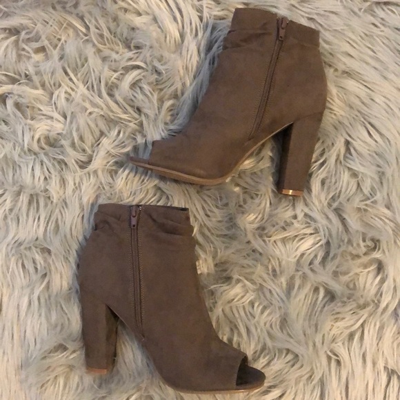 BAMBOO Shoes - Open toed taupe booties (size 8)